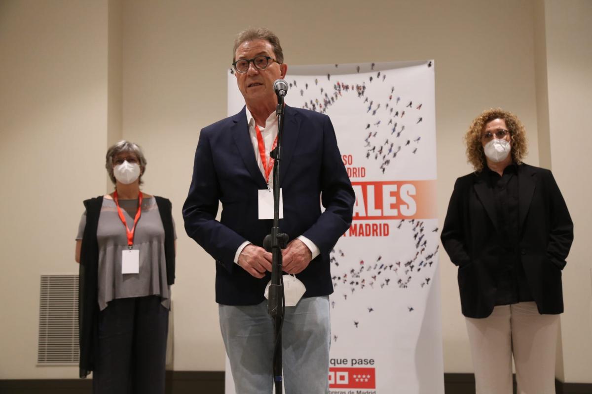Jaime Cedrn, en primer plano, Paloma Lpez (izquierda) y Paloma Vega (derecha)